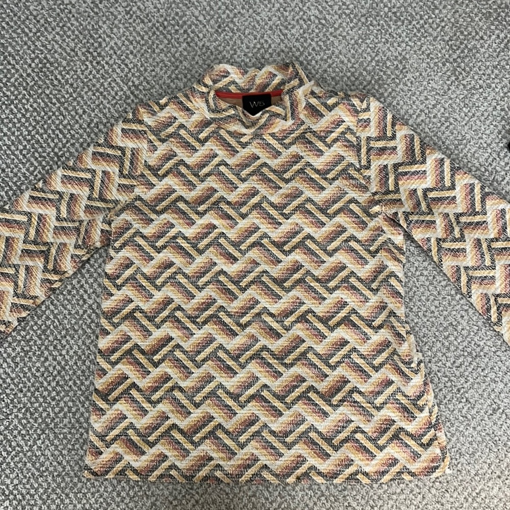 Cropped sleeve design shirt